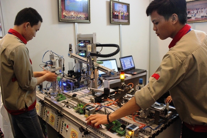 Cung cấp các thiết bị giáo dục và dạy nghề